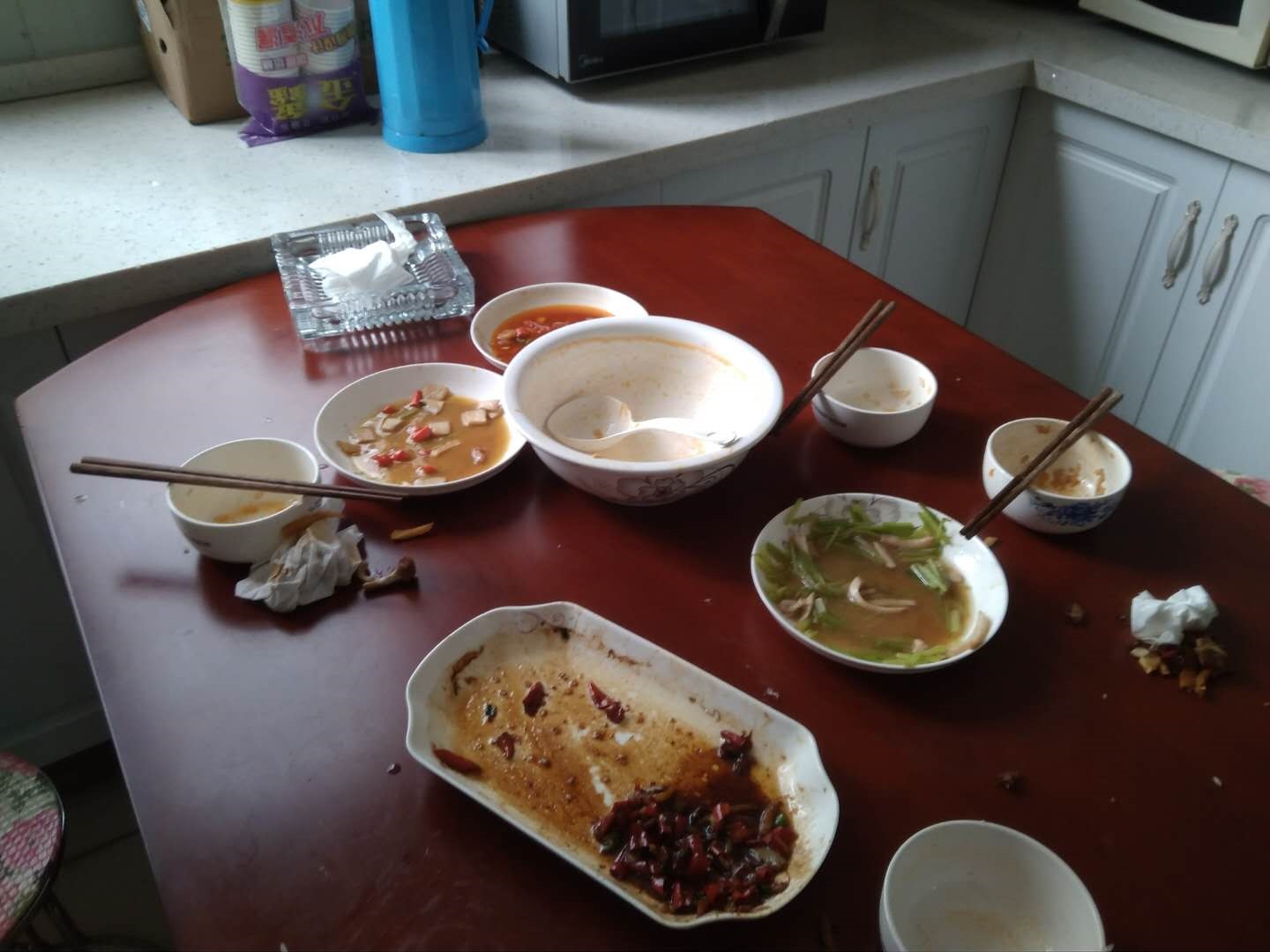 好多人吃饭(图1)